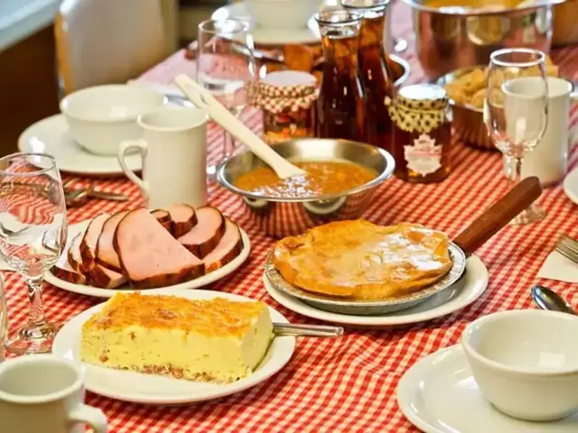 Sugar Shack & Trois-Rivières 1 Day Tour (All inclusive)